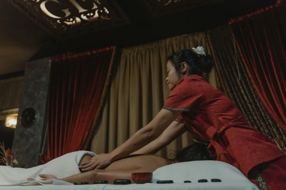 Đắp mặt nạ dưỡng da